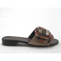 450022-Sabot aperto con fiore in pelle sabbia+marrone