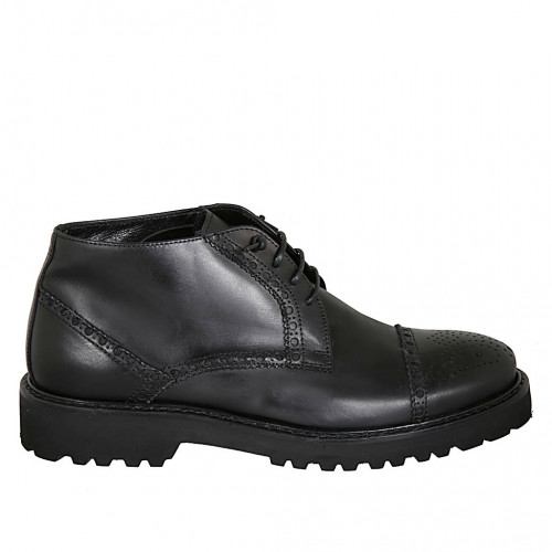 Men's ankle-high laced shoe in black...