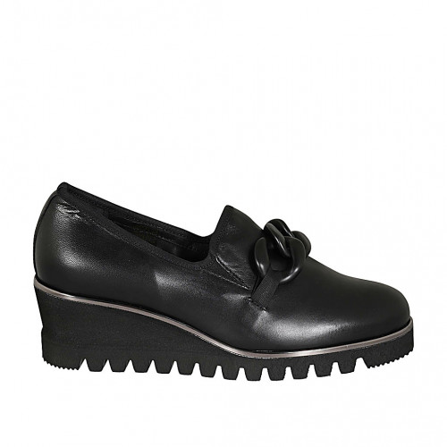 Woman's highfronted shoe in black...