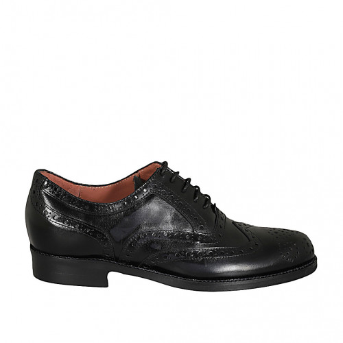 Woman's laced Oxford shoe with Brogue...