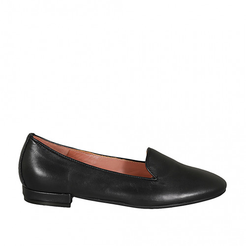 Woman's loafer in black-colored...