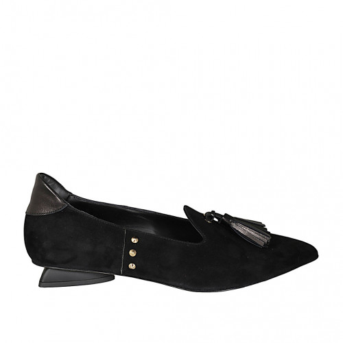 ﻿Woman's pointy mocassin in black...