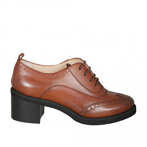 Zapato Oxford para mujer con cordones punta de ala piel brun claro tacon 6