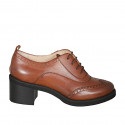 Chaussure richelieu avec lacets et bout golf pour femmes en cuir brun clair talon 6 - Pointures disponibles:  45