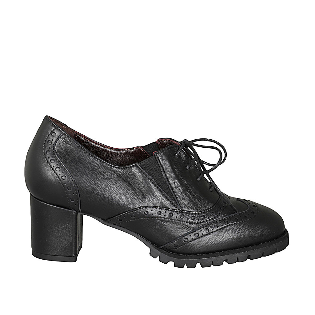 Zapato Oxford con cordones, y punta de ala para mujer en piel negra tacon 6