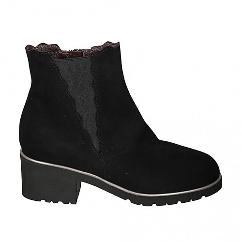 Woman's ankle boot in black suede...