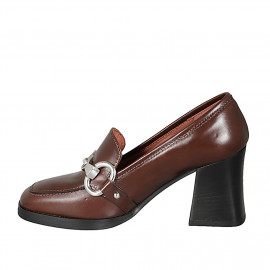 Mocassin avec accessoire pour femmes en cuir marron talon 8 - Pointures disponibles:  43 2