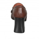 Mocasino con accesorio para mujer en piel marron tacon 8 - Tallas disponibles:  42, 43, 44