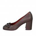 Zapato de salon con accessorio en piel marron gris pardo para mujer tacon 7 - Tallas disponibles:  42