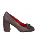 Zapato de salon con accessorio en piel marron gris pardo para mujer tacon 7 - Tallas disponibles:  42
