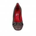 Zapato de salon con accessorio en piel marron gris pardo para mujer tacon 7 - Tallas disponibles:  42