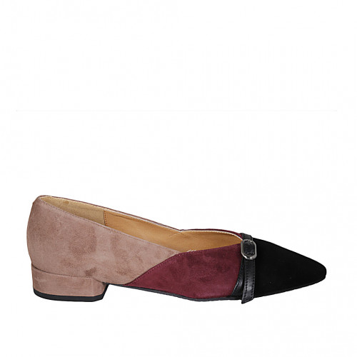 Woman's pointy shoe with V-cut in...