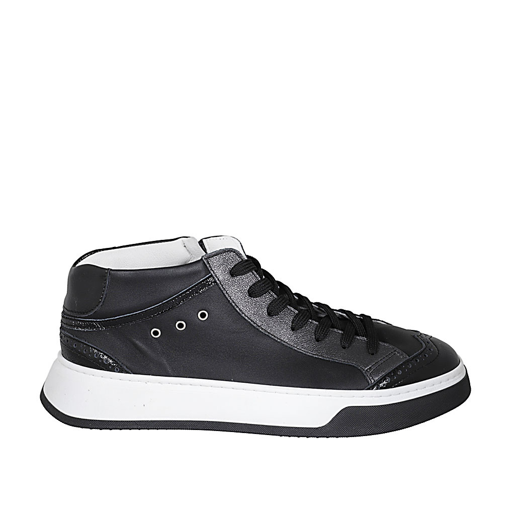 Woman's laced shoe with zipper and removable insole in black and gray
