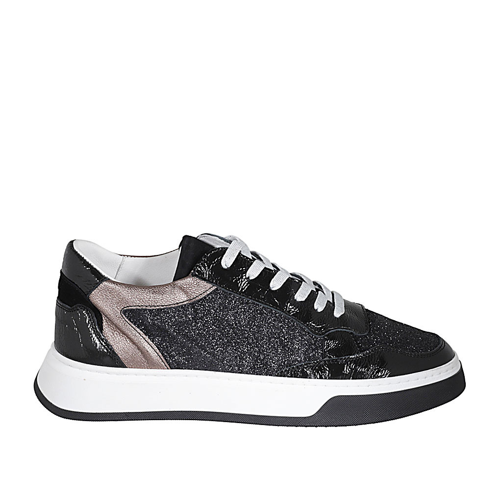 Woman's laced sneaker with removable insole in black patent leather and