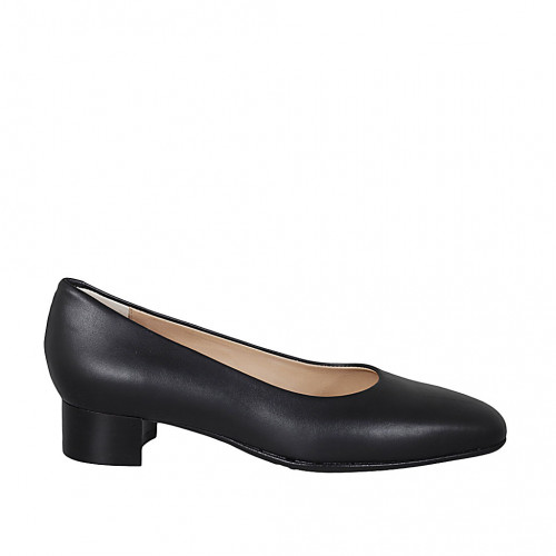 Woman's pump in black leather heel 3