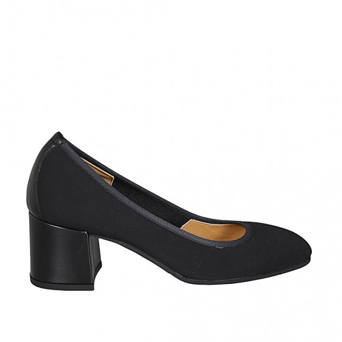 Woman's pump in black fabric and...