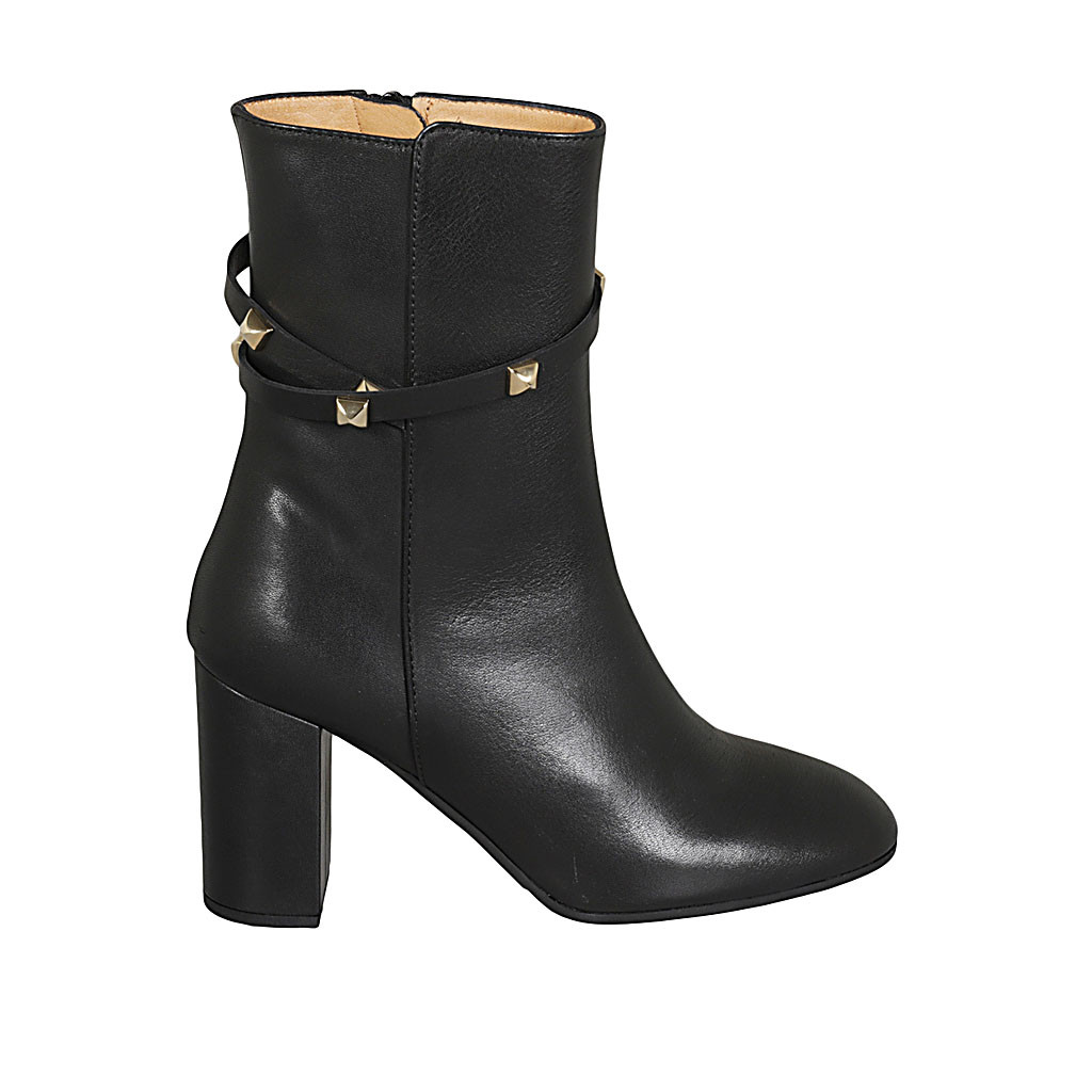 Woman's ankle boot with zipper and studs in black leather heel 8