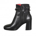 Bottines pour femmes avec fermeture éclair, courroie avec goujons et elastique en cuir noir talon 8 - Pointures disponibles:  32, 42