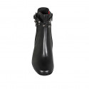 Bottines pour femmes avec fermeture éclair, courroie avec goujons et elastique en cuir noir talon 8 - Pointures disponibles:  32, 42