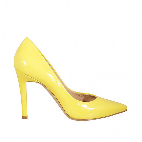 ﻿Woman's pointy pump in yellow patent...