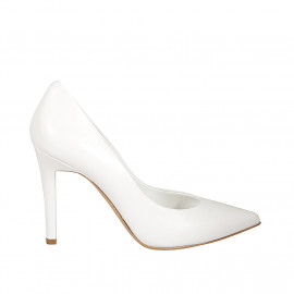 Woman's pointy pump shoe in white leather heel 9 - Available sizes: 42, 43, 44
