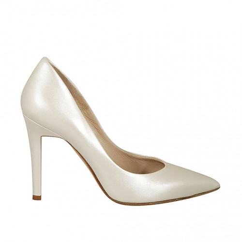 ﻿Woman's pointy pump in pearled ivory...
