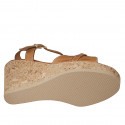 Sandale pour femmes avec courroie et chaîne en cuir brun clair talon compensé 9 - Pointures disponibles:  42, 44, 45