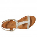 Sandale entredoigt pour femmes en cuir laminé platine talon 2 - Pointures disponibles:  33, 43, 44, 45