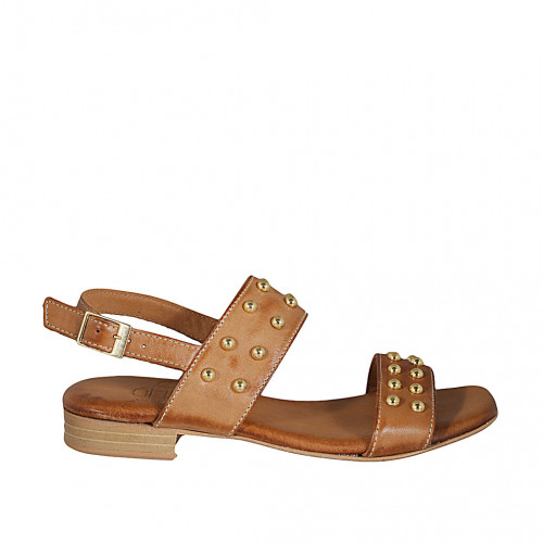 Woman's sandal with studs in cognac...