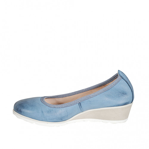 Damenpump aus hellblauem Leder Keilabsatz 4
