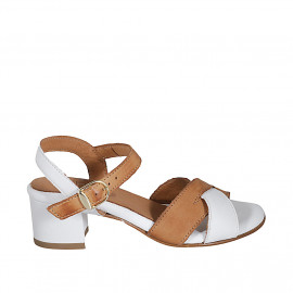 Sandale pour femmes avec courroie et boucle en cuir blanc et cognac talon 5 - Pointures disponibles:  32, 43, 44