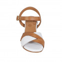 Sandalia para mujer con cinturon y hebilla en piel blanca y cognac tacon 5 - Tallas disponibles:  32, 43