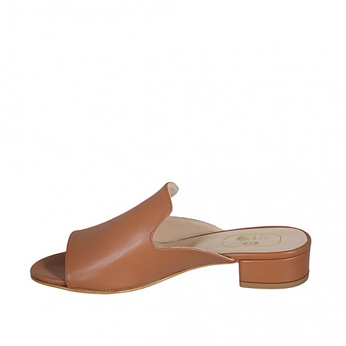 Mules in tan brown leather heel 2