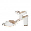 Sandale pour femmes avec courroie en cuir blanc et lamé platine talon 8 - Pointures disponibles:  42, 43, 44