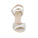 Sandalia con cinturon para mujer en piel blanca y laminada platino tacon 8 - Tallas disponibles:  42, 43, 44