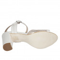 Sandalia con cinturon para mujer en piel blanca y laminada platino tacon 8 - Tallas disponibles:  42, 43, 44