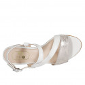 Sandalia para mujer en piel blanca y laminada platino con elastico tacon 5 - Tallas disponibles:  32, 44