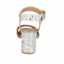 Sandalia para mujer con cinturon al tobillo en piel y piel estampada camouflaje platino tacon 7 - Tallas disponibles:  42, 43, 45