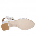 Sandalia con cinturon al tobillo para mujer en piel estampada blanca tacon 5 - Tallas disponibles:  42, 44