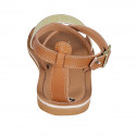 Sandalo con cinturino incrociato in pelle color cuoio e pelle stampata gialla tacco 1 - Misure disponibili: 32, 42, 43, 44