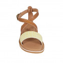 Sandalo con cinturino incrociato in pelle color cuoio e pelle stampata gialla tacco 1 - Misure disponibili: 32, 42, 43, 44