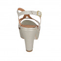 Sandalo da donna in pelle laminata platino con plateau e tacco 9 - Misure disponibili: 42, 43, 44