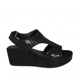 Sandalia para mujer con cierre de velcro en tejido imprimido negro cuña 7 - Tallas disponibles: 42, 43, 44