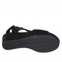 Sandalia para mujer con cierre de velcro en tejido imprimido negro cuña 7 - Tallas disponibles:  42, 43, 44