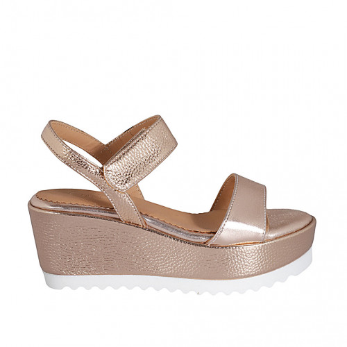 Sandale pour femmes en cuir verni lamé cuivre avec fermeture velcro talon compensé 7 - Pointures disponibles:  42, 43, 44