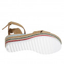 Sandalia para mujer con plataforma y cinturon en gamuza cognac y tejido multicolor cuña 7 - Tallas disponibles:  42, 43
