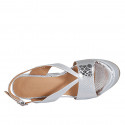 Sandalo da donna in pelle stampata laminata argento con plateau e zeppa 12 - Misure disponibili: 31, 33, 43