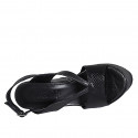 Sandalia para mujer en piel imprimida laminada negra con plataforma y cuña 12 - Tallas disponibles:  31, 32, 43, 45