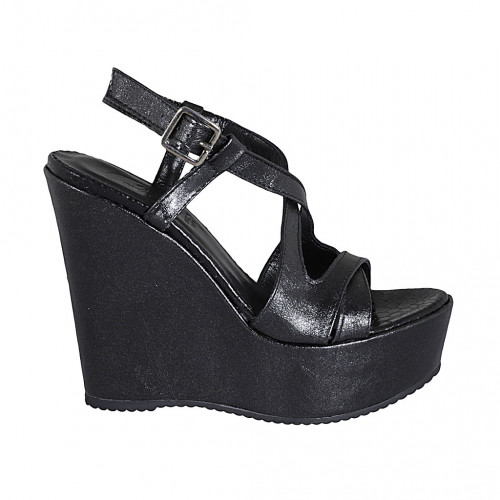 Sandalia para mujer en piel imprimida laminada negra con cinturon, plataforma y cuña 12 - Tallas disponibles:  31, 43