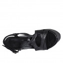 Sandalo da donna in pelle stampata laminata nera con cinturino, plateau e zeppa 12 - Misure disponibili: 31, 34, 43